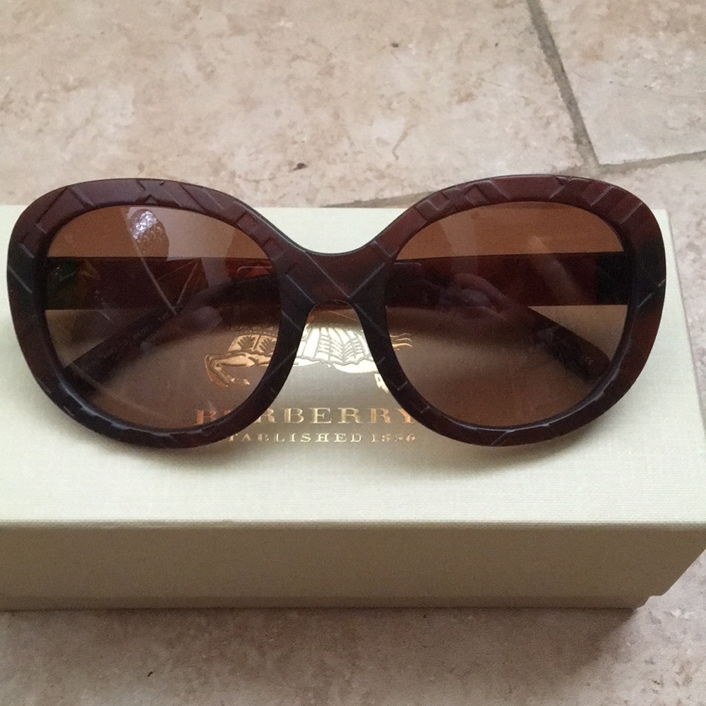 Burberry dark red sunglasses - Picture 10 of 13